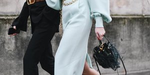 γυναίκες περπατούν με τσάντες και φορέματα στην εβδομάδα μόδας