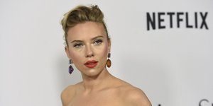 Η Σκάρλετ Γιόχανσον με σκουλαρίκια και κόκκινο κραγιόν