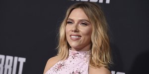 Η Σκάρλετ Γιόχανσον με ροζ μπλούζα