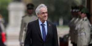Ο Σεμπάστιαν Πινιέρα περπατά χαμογελαστός