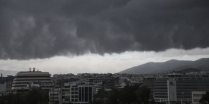 Ενα πάπλωμα από σύννεφα σκέπασε όλη την πόλη
