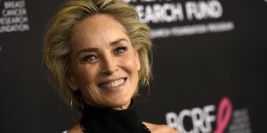 Η Σάρον Στόουν χαμογελά