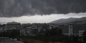 Η κακοκαιρία εισέβαλε με shelf cloud από τον Σαρωνικό 