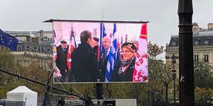 Μακρόν ελληνική σημαία