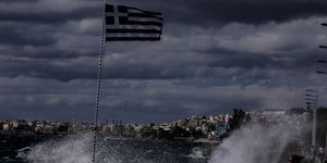 Σημαία δίπλα σε κύματα