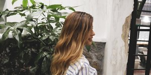 Γυναίκα με smoky-gold μαλλιά