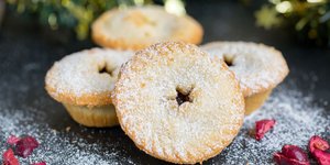 Πιτάκια με σταφίδες και μυρωδικά