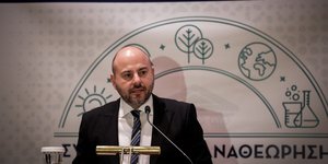 Ο Γιώργος Στασινός μιλάει στο βήμα πίσω από το σήμα του ΤΕΕ