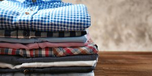 Στοίβα με διπλωμένα ρούχα