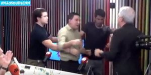 Ανδρες πιάνονται στα χέρια σε στούντιο