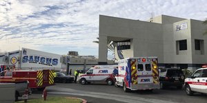 Ασθενοφόρα και πυροσβεστικά οχήματα έξω από το σχολείο όπου έγινε η ένοπλη επίθεση