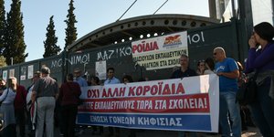 Εκπαιδευτικοί και γονείς συγκεντρώθηκαν έξω από το υπουργείο Παιδείας