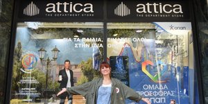 Η Μαίρη Συνατσάκη σε κατάστημα attica