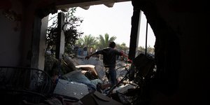 Ανδρας βγαίνει από συντρίμμια σπιτιού