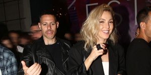 Ο Πάρις Κασιδόκωστας και η Τάμτα ντυμένοι στα μαύρα