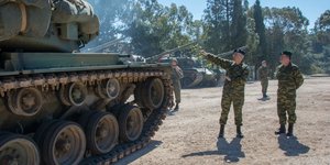 Μεσα σε στρατόπεδο τανκ στρατιωτες