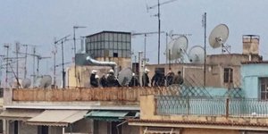 Εικόνα με αστυνομικούς από ταράτσα στα Εξάρχεια. Την ανέβασε χρήστης του Twitter