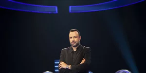 Ο Τάσος Τρύφωνος στο στούντιο του παιχνιδιού «Ο Πιο Αδύναμος Κρίκος»