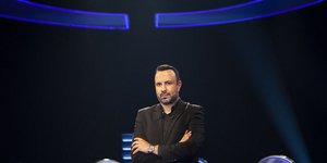 Ο Τάσος Τρύφωνος στο στούντιο του παιχνιδιού «Ο Πιο Αδύναμος Κρίκος»