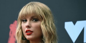 Η τραγουδίστρια Τέιλορ Σουίφτ με πολύχρωμο σακκάκι