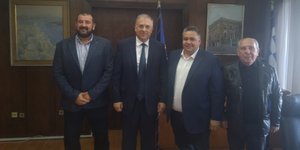 Ο υπουργός Εσωτερικών Τάκης Θεοδωρικάκος με τους δημάρχους