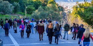 Κόσμος περπατάει στο Θησείο