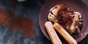 αυθεντικό ιταλικό τιραμισού σε πιάτο