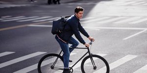 άνδρας κάνει ποδήλατο