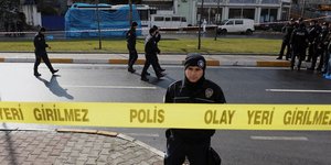 Τούρκος αστυνομικός εποπτεύει μπροστά σε κορδέλα