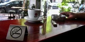 Σήμα απαγορεύεται το κάπνισμα σε τραπέζι