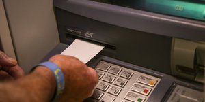 Ανακοίνωση του Νίκου Παππά και του Γιώργου Τσίπρα για τις τραπεζικές χρεώσεις