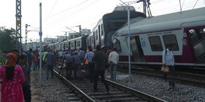 Κόσμος έξω από τρένο που συγκρούστηκε