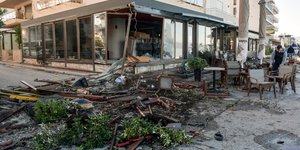 Υλικές ζημιές από τροχαίο ατύχημα σε κατάστημα στο Λουτράκι