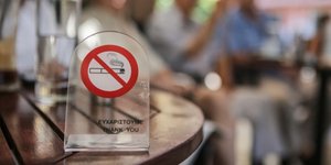 Σε καλό δρόμο το σβήσιμο του τσιγάρου και σε μαγαζιά