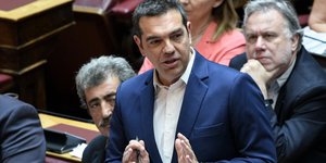 Δημ. Τζανακόπουλος, Π. Πολάκης και Αλ. Τσίπρας στα έδρανα της Βουλής