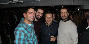 O Αλέξης Τσίπρας κρατάει ποτό σε μπαρ και βγάζει φωτογραφία