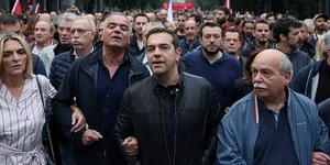 Ο Αλέξης Τσίπρας μαζί με βουλευτές του ΣΥΡΙΖΑ στην πορεία του Πολυτεχνείου
