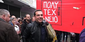 Ο Αλέξης Τσίπρας ακολούθησε τη μισή διαδρομή στην πορεία του Πολυτεχνείου 