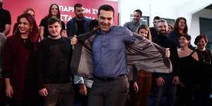 Ο Αλέξης Τσίπρας βγάζει το σακάκι του στη Νίκαια
