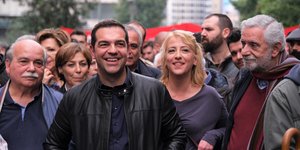 Ο Αλέξης Τσίπρας στην πρώτη γραμμή του μπλοκ του ΣΥΡΙΖΑ στην πορεία για το Πολυτεχνείο
