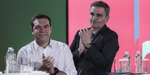 Αλέξης Τσίπρας και Ευκλείδης Τσακαλώτος χειροκροτούν