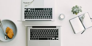 Macbook αντικριστά σε τραπέζι