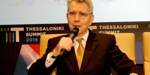 Τζέφρι Πάιατ με μικρόφωνο