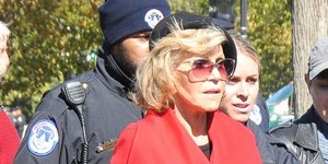 Η Τζέιν Φόντα με κόκκινο παλτό