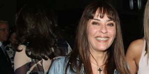 Η Βάνα Πεφάνη με τζιν μπουφάν και γκρι μπλούζα χαμογελάει στον φακό 