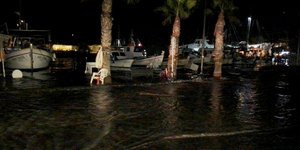 Βάρκες, νερά στον δρόμο