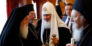 Ο πατριάρχης Μόσχας Κύριλλος (μέση) και ο Οικουμενικός Πατριάρχης Βαρθολομαίος