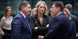 Ο αναπληρωτής ΥΠΕΞ Μιλτ. Βαρβιτσιώτης (δεξιά) στο συμβούλιο Γενικών Υποθέσεων της ΕΕ