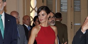 Η βασίλισσα Λετίθια με κόκκινο φόρεμα στην Κούβα