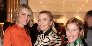 Η Βάσω Νικοπολίδη με φίλες της χαμογελούν